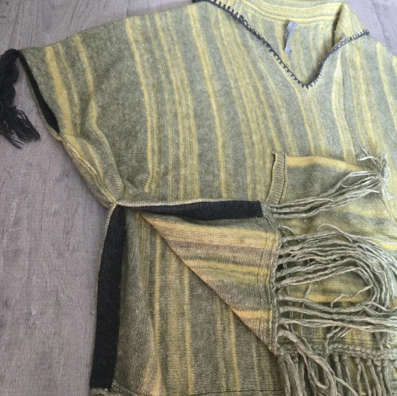Raquel Allegra Wool Cashmere Fringe Poncho Cape Pocket Braided Green One Size - Picture 5 of 11